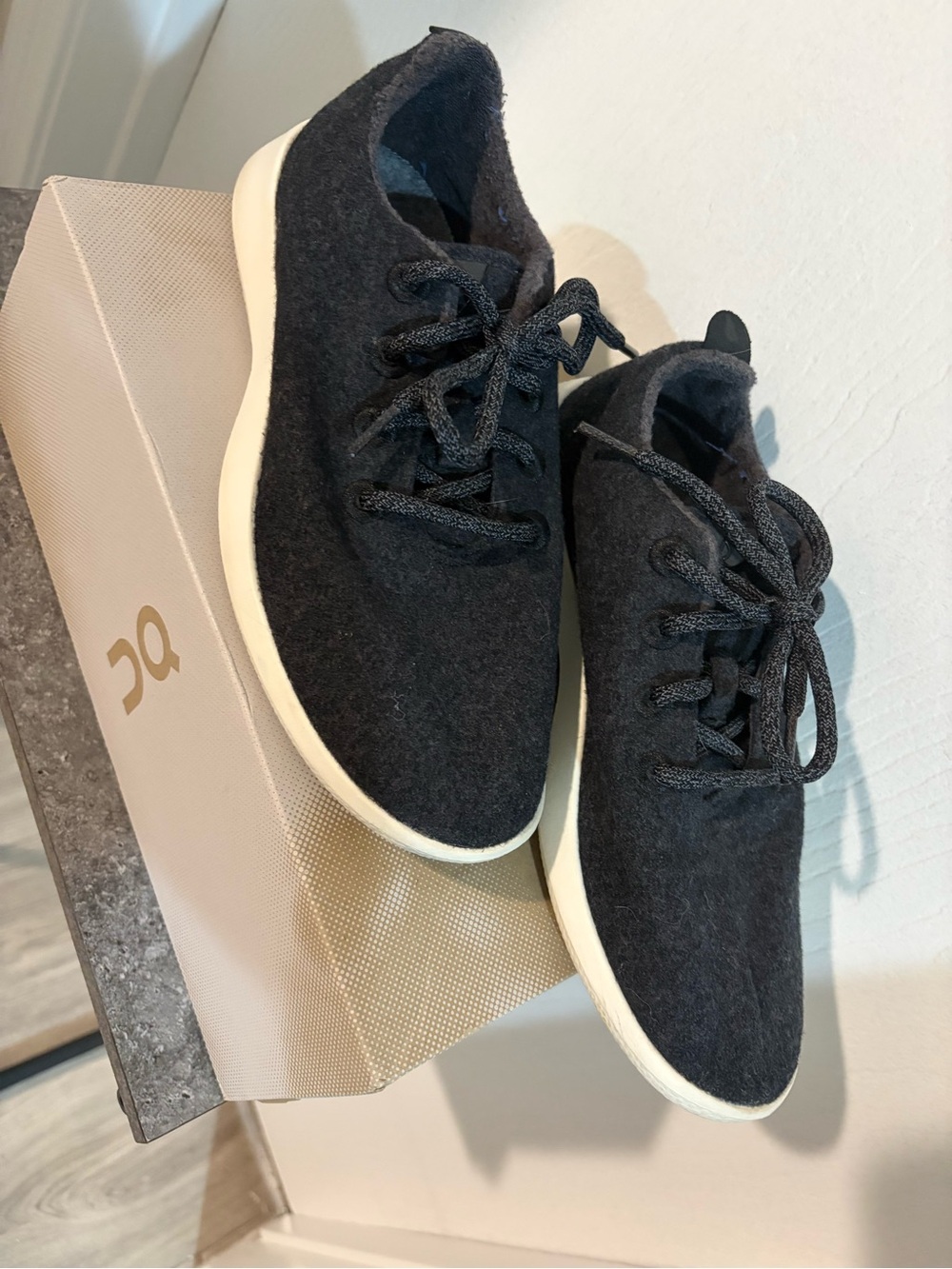 allbirds tree runners Dark Charcoal Wool Sneakers with Cream Sole size 8